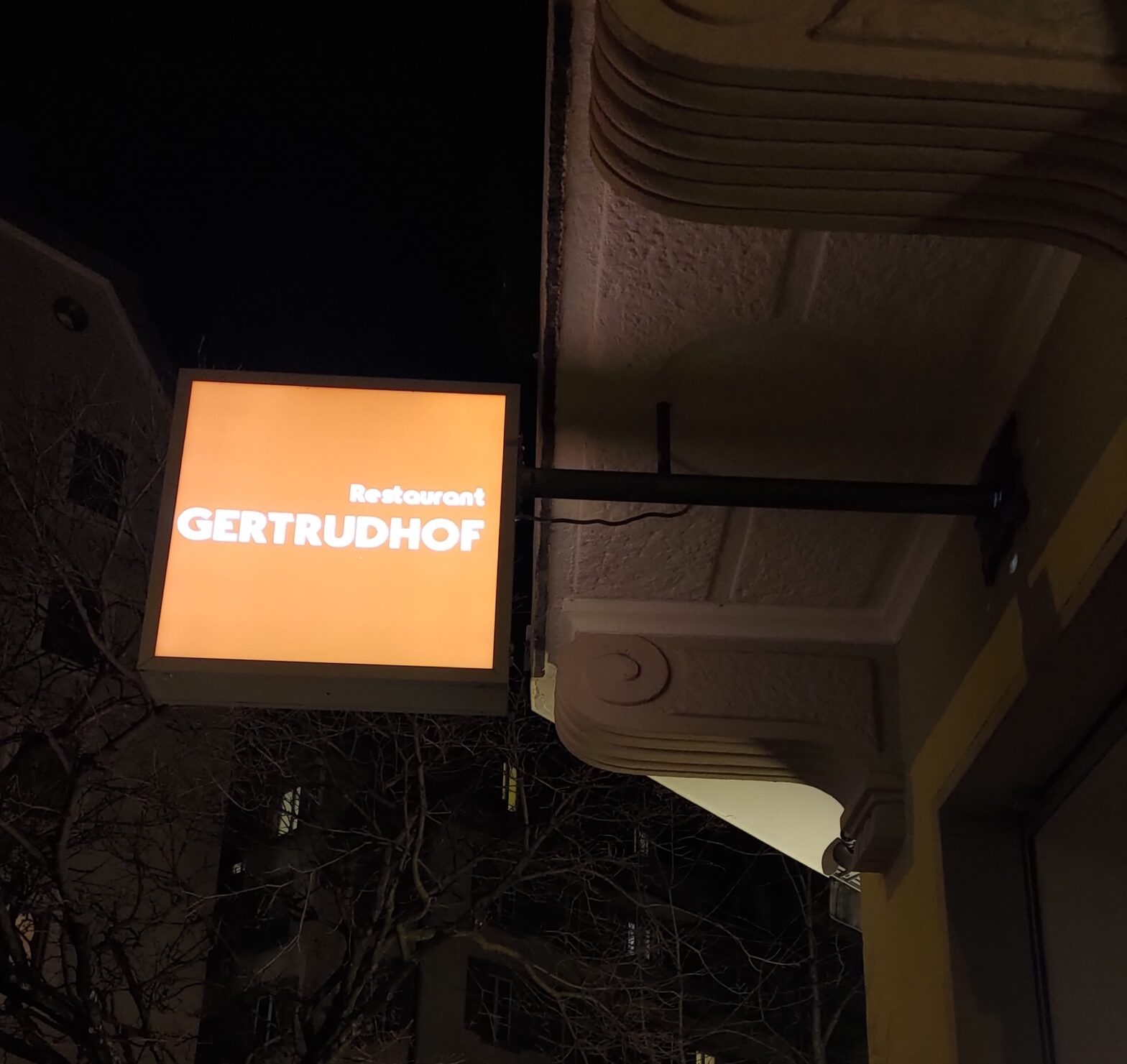 Namenstafel Restaurant Gertrudhof in der Nacht