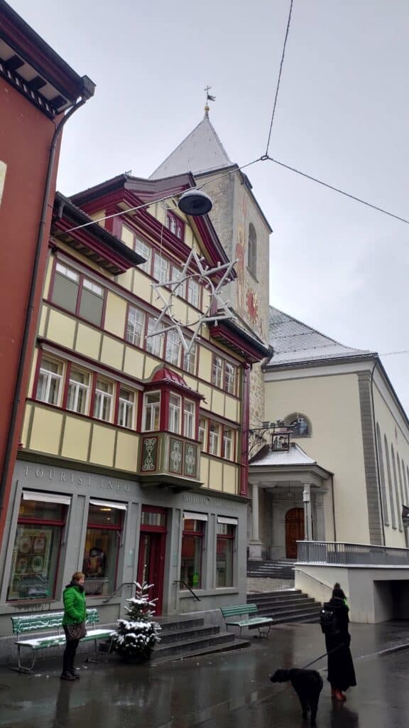 Aussenansicht des Museums Appenzell, im Hintergrund die katholische Kirche