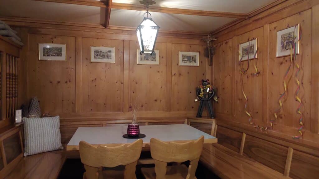 Tisch in der Ecke des Speiseraums mit diversen Dekorationen an den Wänden