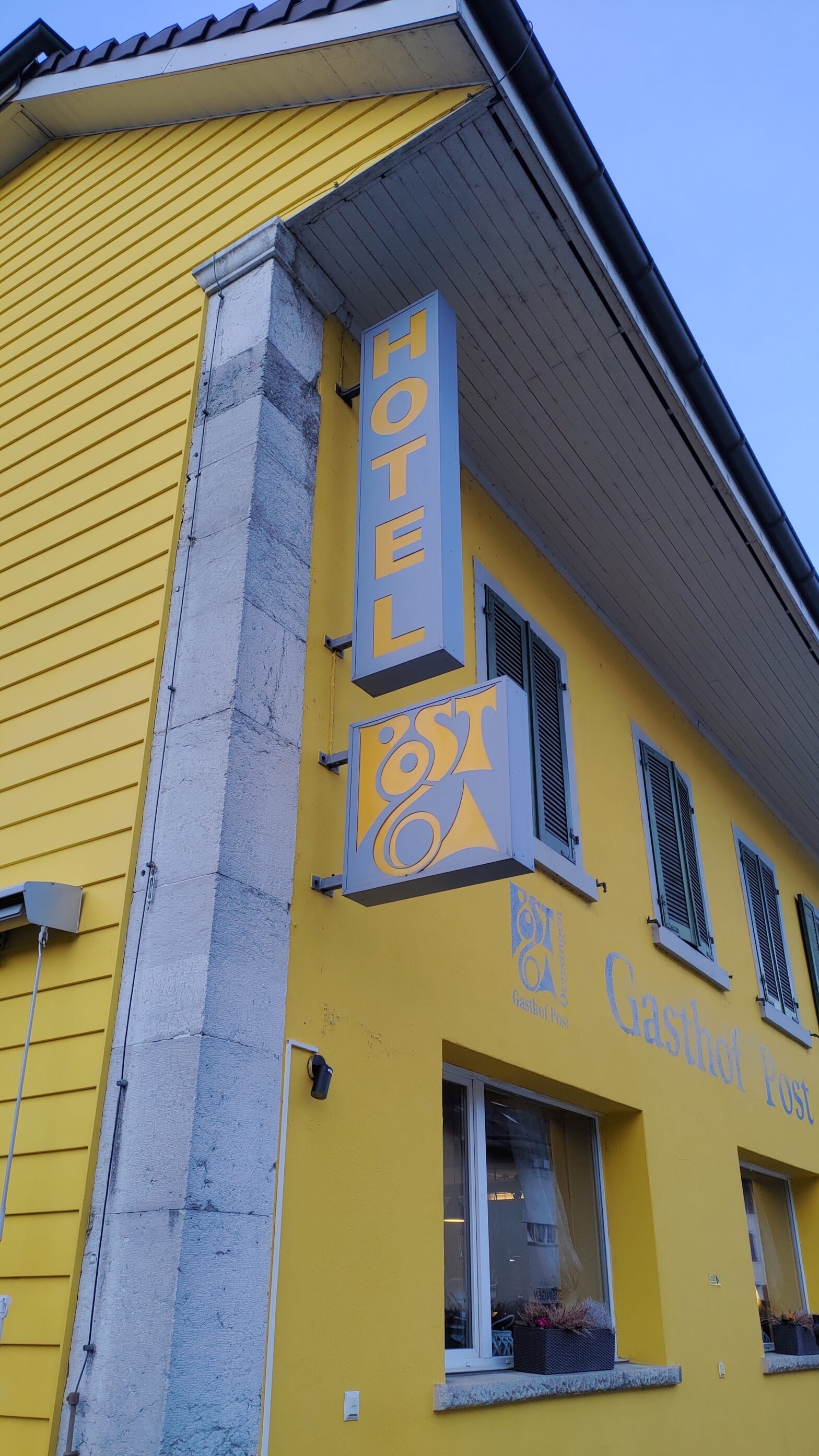 Die hübsch gelbe Fassade des Gasthaus Post in Oensingen