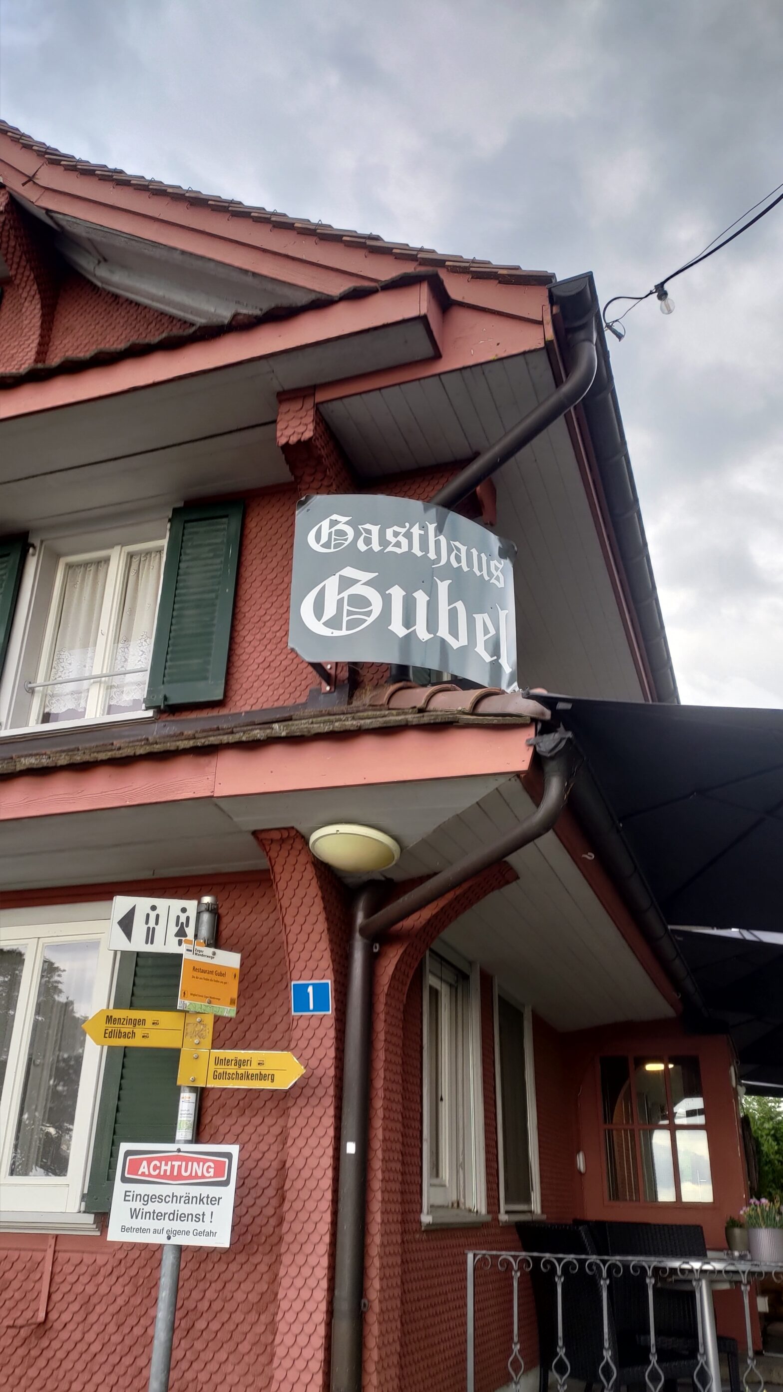 Namensschild an der Fassade des Restaurant Gubel