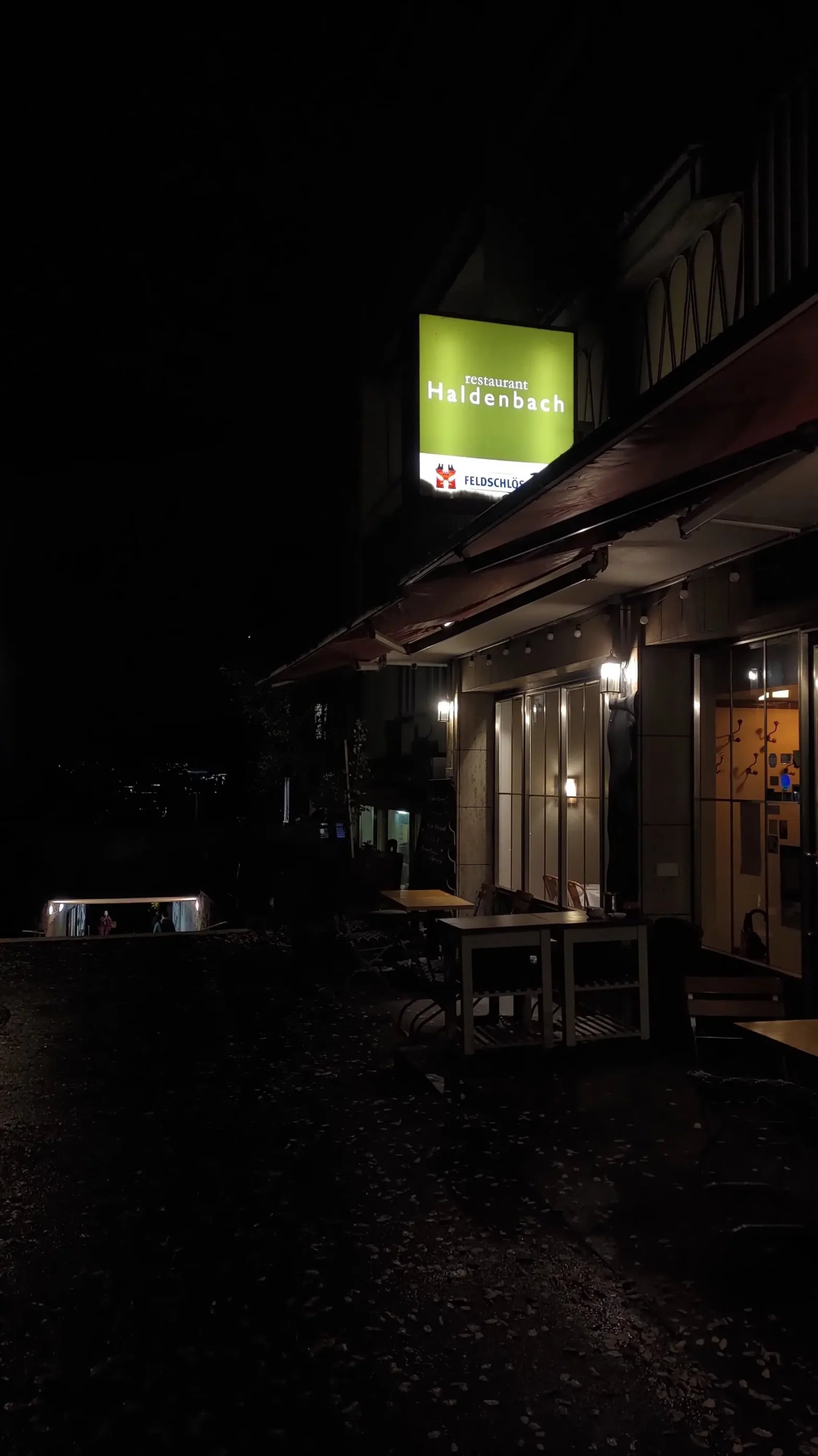 Eingang des Restaurant Haldenbach bei Nacht