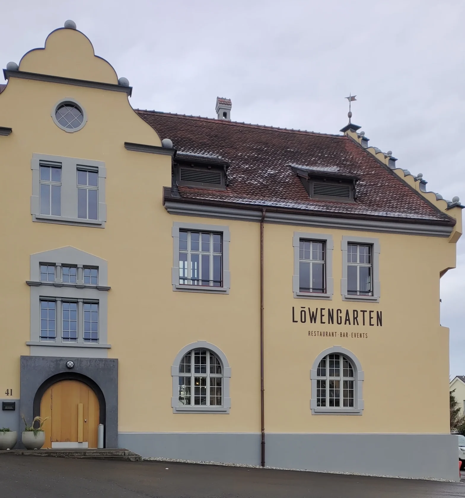 Die beige-gelbe Fassade des Restaurant Löwengarten in Rorschach
